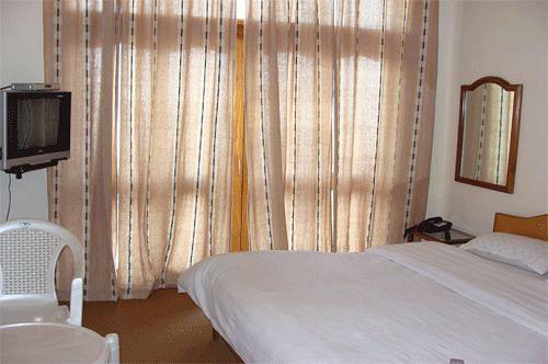 Oyo 28425 Dal Lake Resort 다람샬라 외부 사진