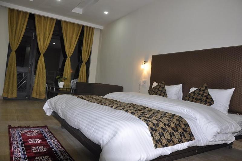 Oyo 28425 Dal Lake Resort 다람샬라 외부 사진