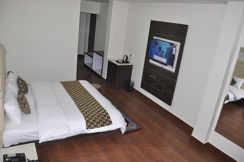 Oyo 28425 Dal Lake Resort 다람샬라 외부 사진